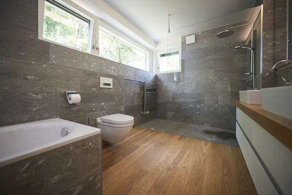 Wanne & Walk-In an Naturstein-Wand