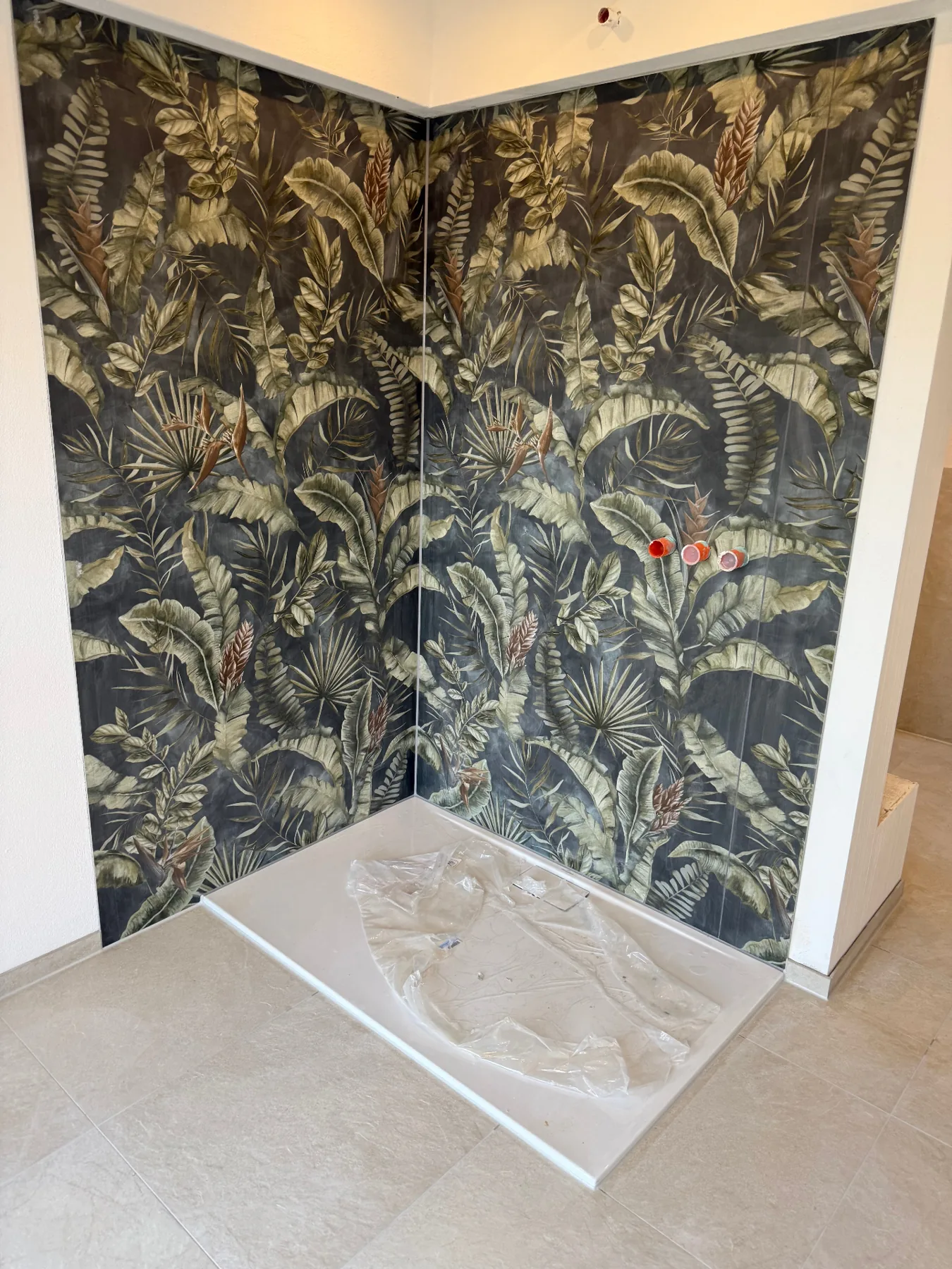 Walk-In-Dusche mit Dschungel-Motiv