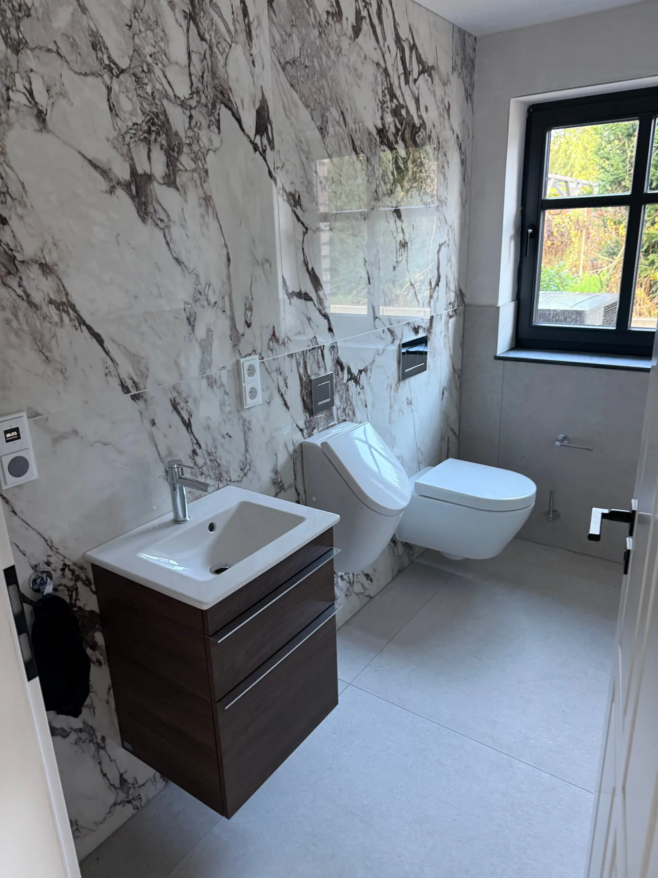Gäste-WC in Marmor-Großformat