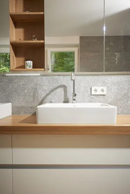 Waschtisch mit Naturstein-Spiegelwand